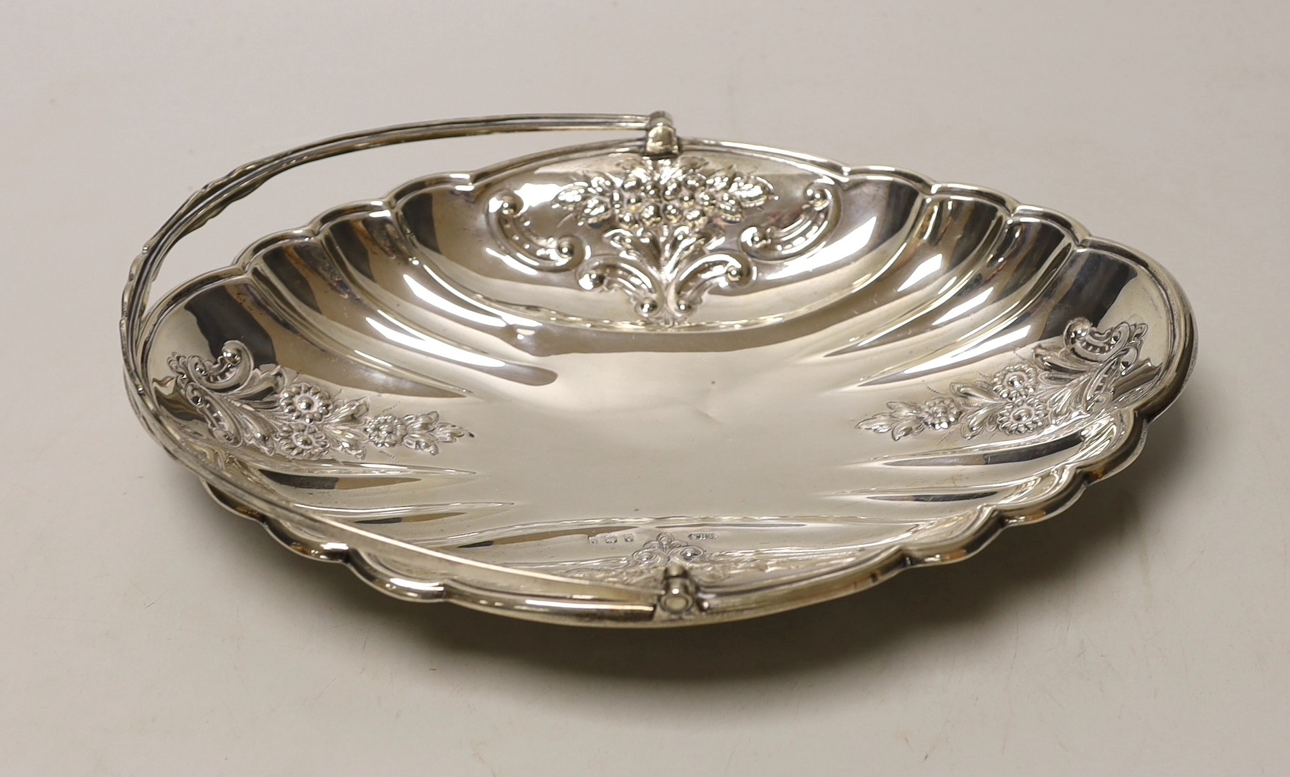 An Edwardian silver shallow fruit basket, William Henry Sparrow, Birmingham, 1909, 28cm, 11.5oz.